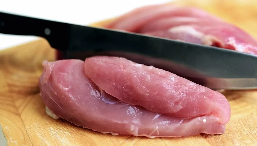 別「水洗生雞肉」！小心細菌滋生釀食物中毒　專家曝正確處理做法