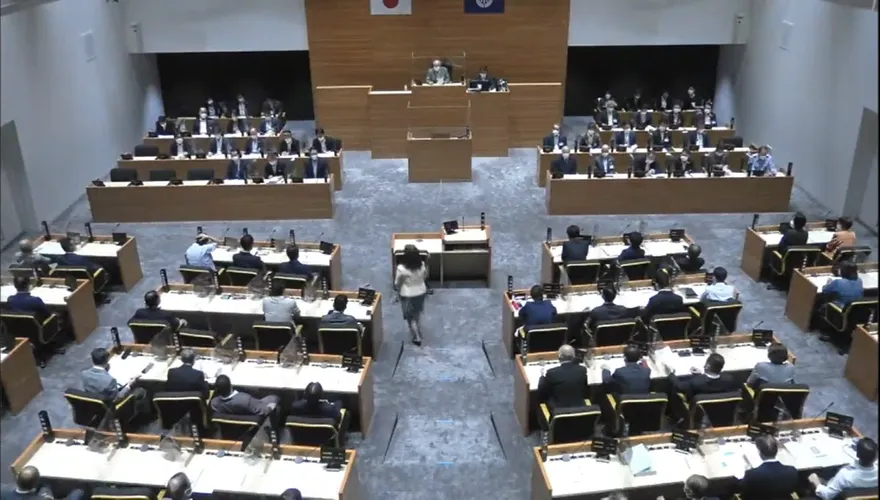 專心開會！日本市議會遭抗議議員打嗑睡　直播開特寫緊盯