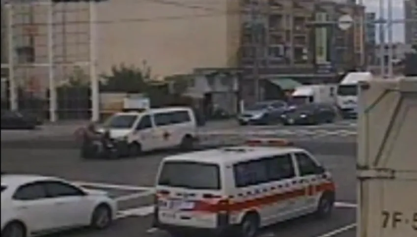 影/台中梧棲驚傳救護車車禍事故！外送員「連人帶車彈飛」對向車道
