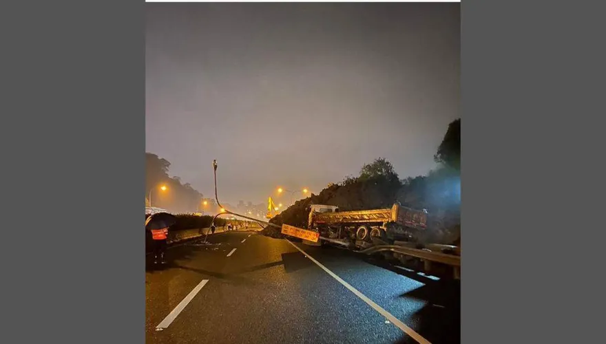 快訊/國1南下汐止交流道「土石再度滑落」！交通局：周五前搶修好