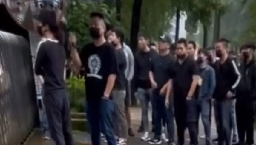 影/北市育成高中校門黑衣人群聚！警否認鬥毆竟稱：單純家長接送