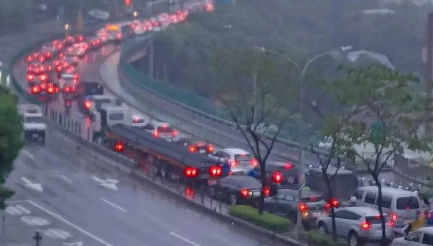 汐止人都哭了！國1走山仍回堵　民眾怨：塞3小時泰國都到了