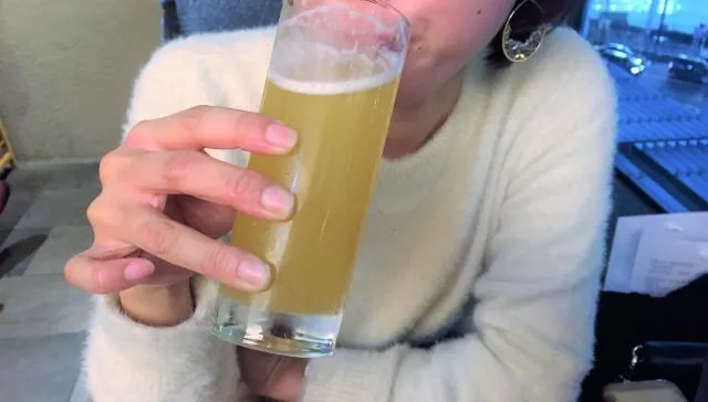 小心酒越喝越冷！營養師：這4種飲品+「三明治」穿衣法最保暖