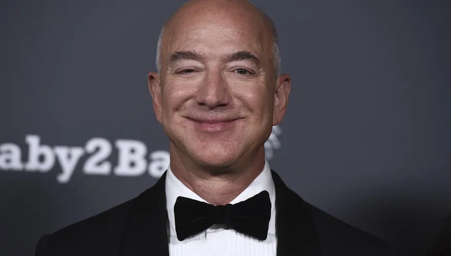 種族歧視？貝佐斯遭黑人前管家指控苛刻員工　工作14小時還只能爬窗上廁所