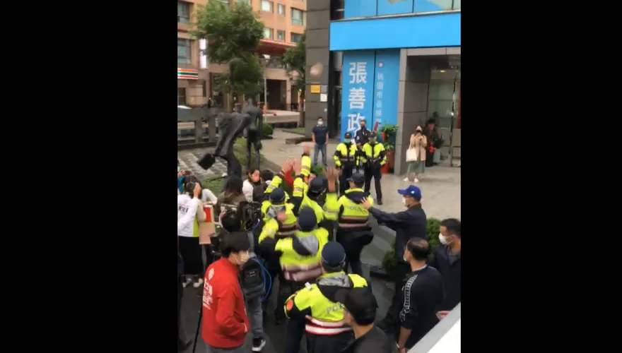 到張善政競總踢館　台灣基進候選人向游智彬投擲「沙琪瑪」！