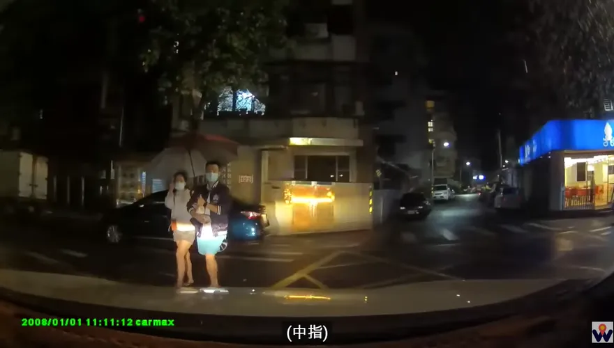 影/過彎遭火爆阿姐比中指！他禮讓被嗆「白癡」超無奈　網見影片全站她那邊