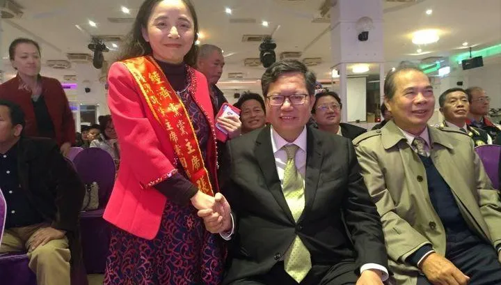 鄭運鵬迴力鏢打到了自己人！　凌濤秀鄭文燦與經濟黨主席握手合照