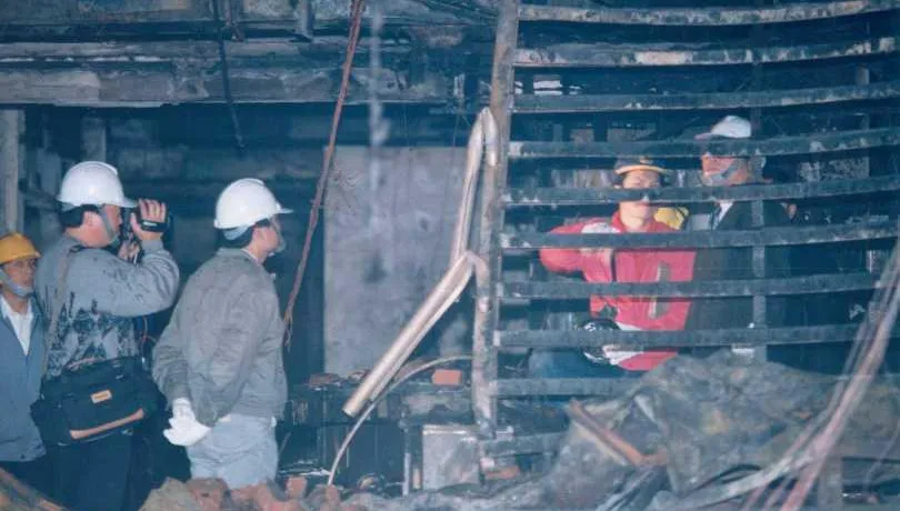 梨泰院156人罹難！台灣27年前大火釀踩踏　37人擠窗口「焦屍堆疊」警消心碎