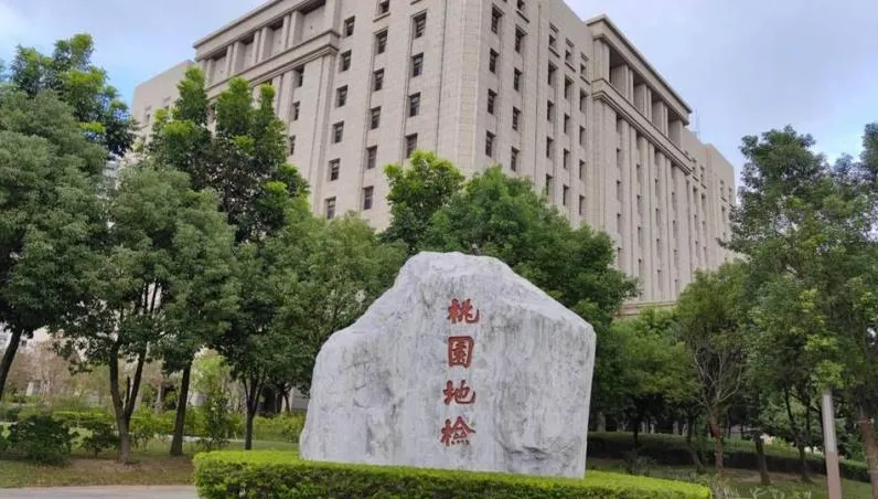 砸爛頭部「再利刃削頸」奪命！不堪家暴反殺尪　她伴屍4hrs自首：我殺了人