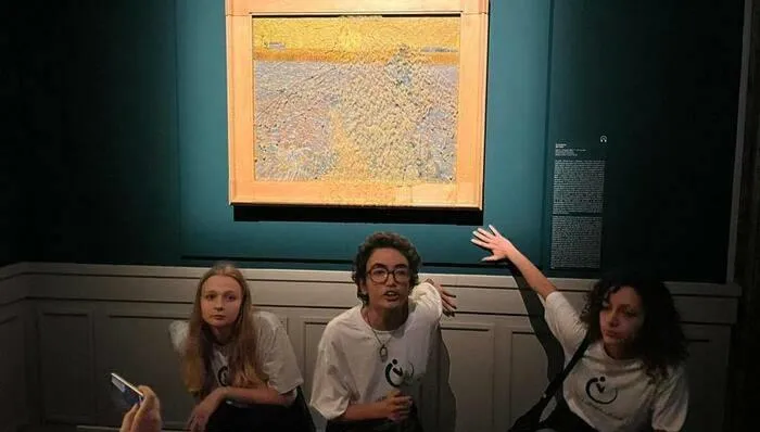 影/梵谷名畫再遭殃！「夕陽下的播種者」遭義大利環保人士潑豌豆湯