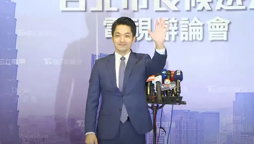 台北市長選舉辯論/蔣萬安戴上太太挑的領帶參戰　親曝「大兒子出門前給我擁抱」
