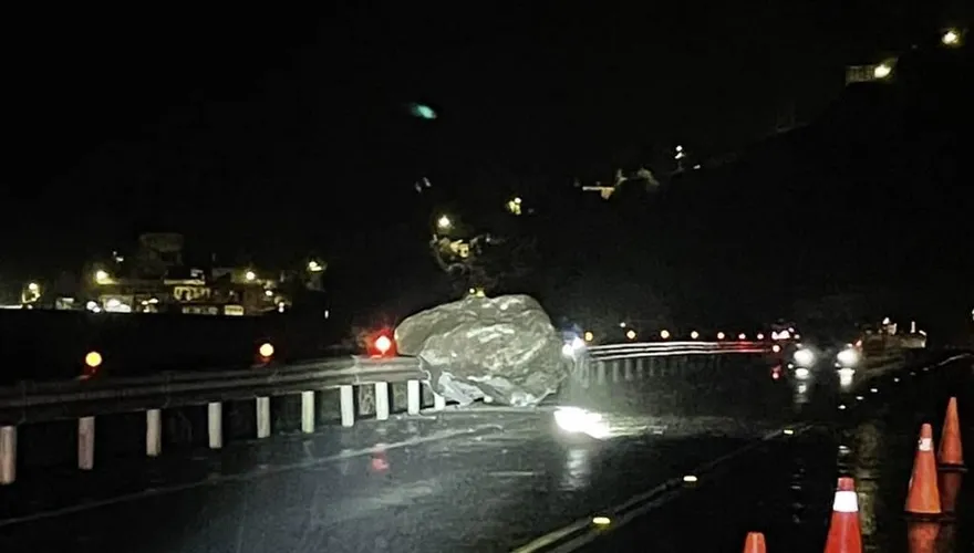 瑞芳濱海公路晚間「驚見2大落石」！護欄慘遭砸毀　警：維持單線雙向通行