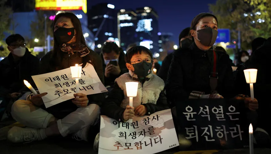 【影】梨泰院踩踏事件後7天　民眾走上街頭哀悼抗議　高喊「尹錫悅下台」