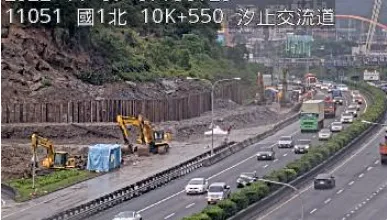 國1走山二度崩塌！今凌晨「提前搶通」2車道全線開放　汐止端塞車舒緩畫面曝