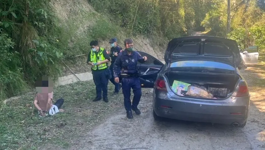 【影】好剽悍！苗栗警圍捕女竊嫌遭衝撞　狂追11公里狹路逮人
