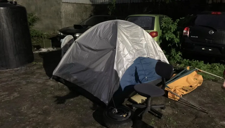 淡水男雨中露營野炊！警上前關心卻發現這東西…這下慘了