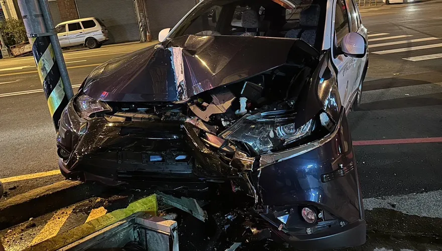 台中警追拒檢車失控自撞！車上3人受傷…嫌犯跑了