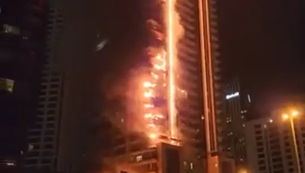 【影】驚！杜拜高樓深夜大火「燒成一條線」烈焰狂竄怵目驚心