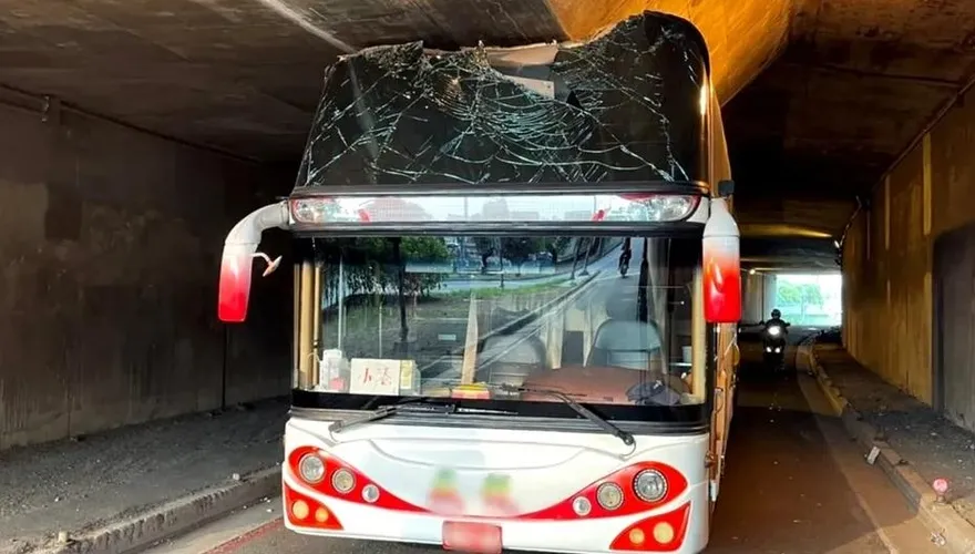 遊覽車闖機車便道卡這害交通大亂！車頂全壓爛　駕駛竟肇逃3小時才現身