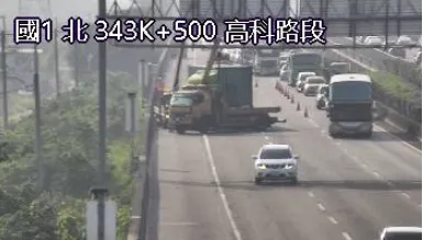 快訊/國1爆「貨櫃車撞護欄」！高科段紫爆回堵5km　2車道封閉中