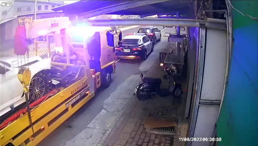 快訊/抓到槍手了！高雄街頭2車被狂轟成蜂窩 　連開15槍「1人頭部中彈1人身上多彈孔」