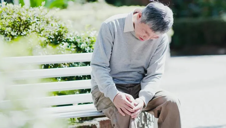 上班族久坐不動要小心！5個傷膝壞習慣　你中了幾項？