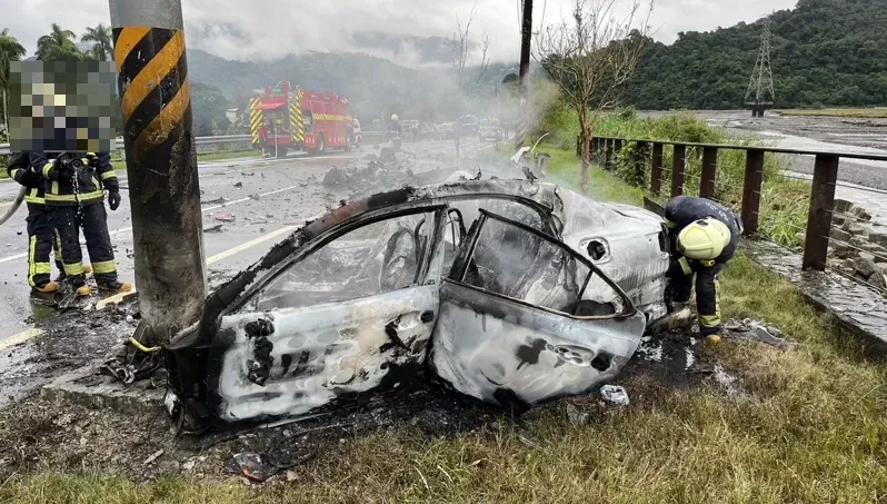 宜蘭重大車禍意外！小客車自撞電線桿起火燃燒　駕駛拋飛慘死