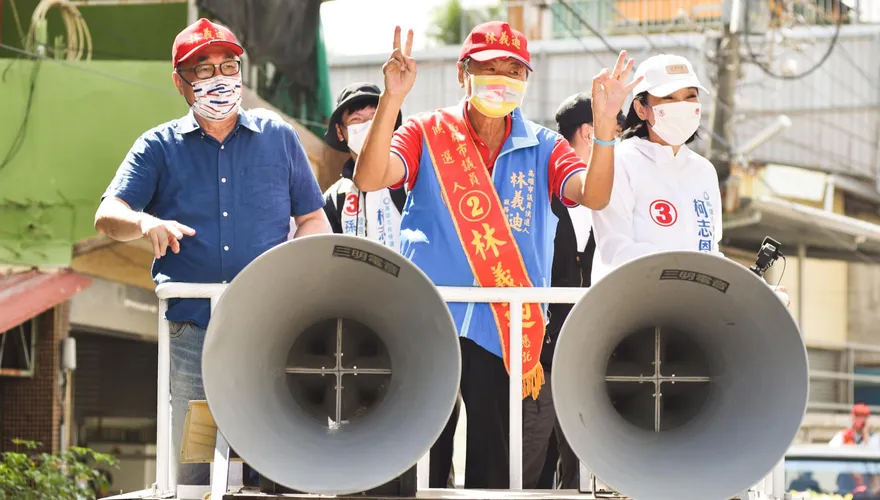 那個男人出現了！「他」現身陪柯志恩掃街拜票　破千網友按讚