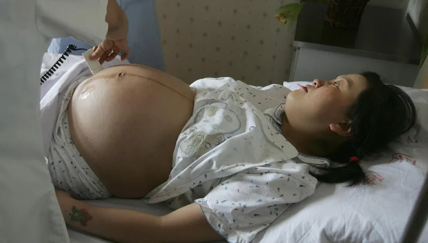 媽媽好偉大！37歲女子歷經26次流產成功誕下女嬰　網友：吃太多苦了