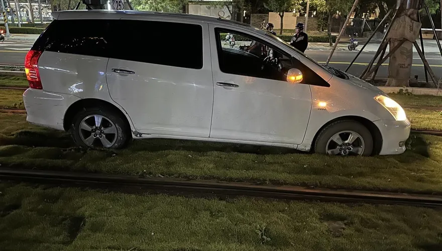 快訊/高雄輕軌「停駛26分鐘」！緊急改計程車接駁