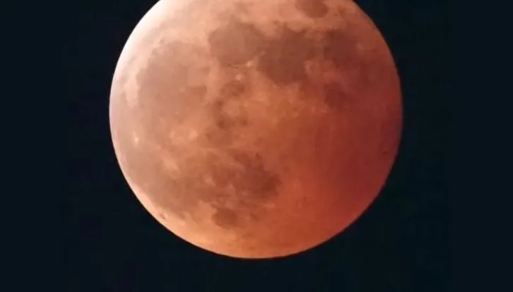 血月同框天王星！鄭明典曝「玉山夜空視角」　絕美高清照曝光