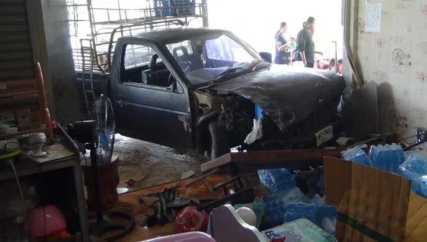 【影】皮卡車失控「撞飛4歲弟」！2寶媽慌救女兒　目睹兒慘死淚崩：只救的到1個