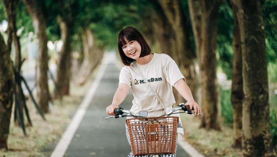 李佳穎去年才爆秘婚…驚傳換新歡「賓士載回香閨過夜」！經紀人認：希望給她空間