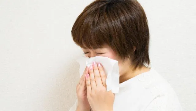 老太太鼻血流不停...醫生檢查嚇壞！　鼻腔挖出「100多條蛆」