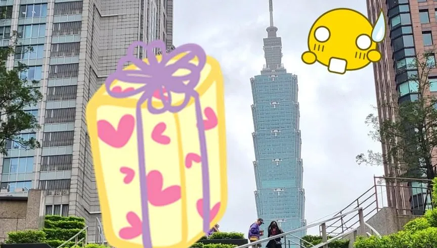 廉價交通三角錐？信義區聖誕樹遭網群轟　老外狂喊：此生見過最醜的…