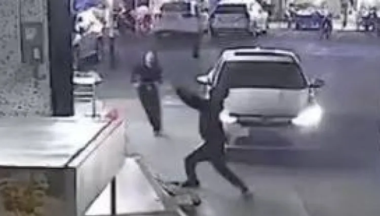 【影】嚇壞！出門開店遇6歲童墜樓　燒烤店老闆下意識飛奔徒手接下