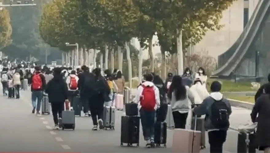 【影】不想淪富士康第2　鄭州黃河科大學生衝出校園喊：淪陷了！