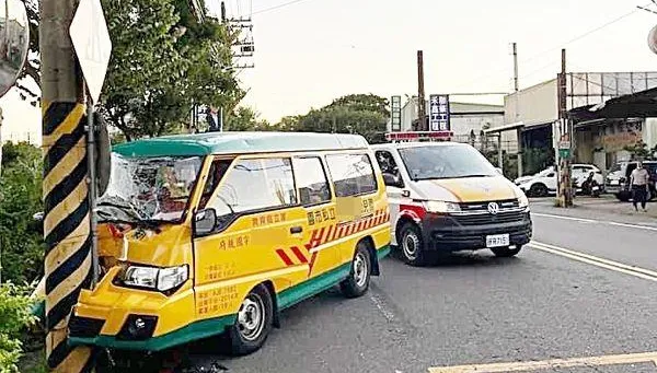 快訊/桃園娃娃車「自撞電線桿」！駕駛和4幼兒急送醫　傷勢曝光
