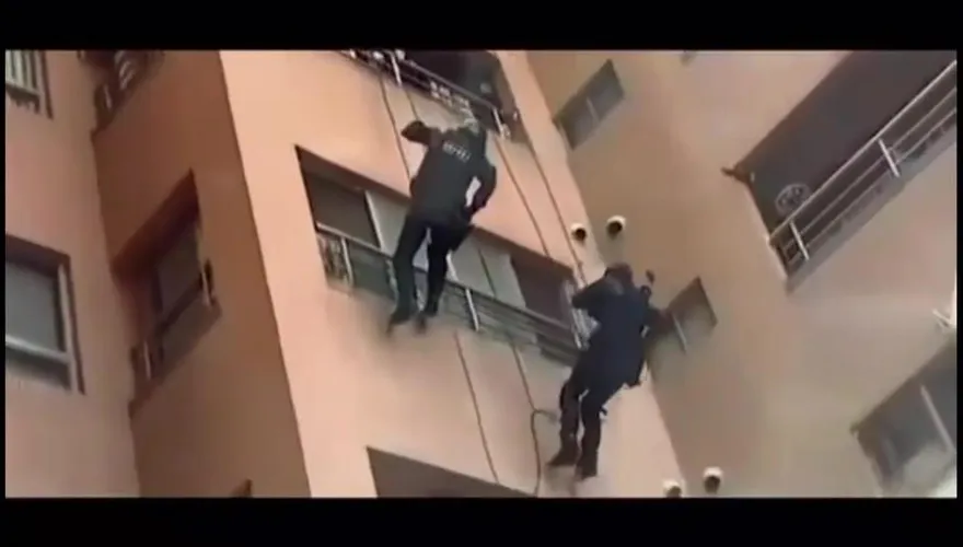 【影】15樓驚險垂降！南投警抓詐騙水房搜出2359萬現金磚…攻堅畫面曝光