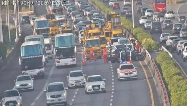 1歲童腦出血！國道車禍翻3圈撞護欄…父母哭喊：孩子是跟媽祖求來的