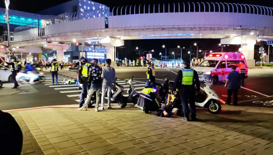 8+9失控了！屁孩闖耶誕城「髒話連噴、腰間掛刀」不甩警　秒遭壓制下場GG