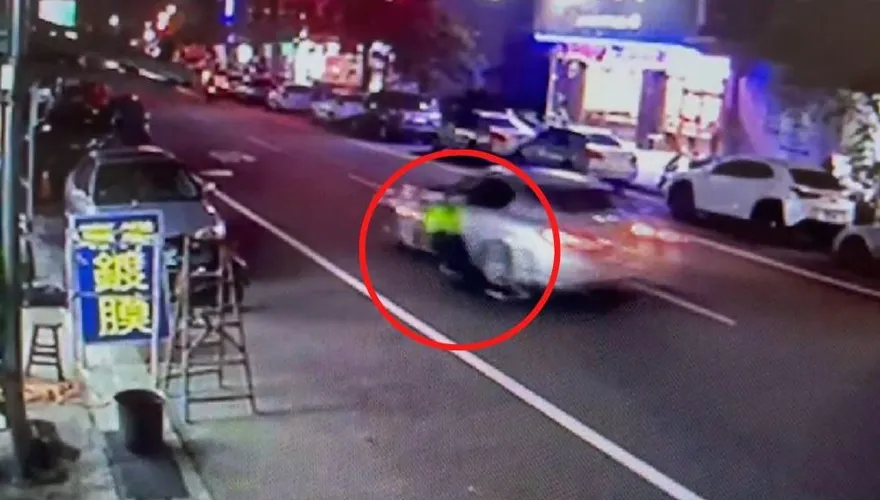 【影】毒蟲拒盤查狂飆車　2勇警慘遭「懸掛車外拖行50m」