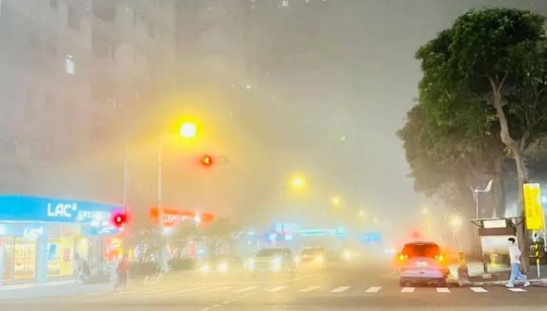 一排車幾乎「被消失」！12縣市濃霧特報　深夜街上霧茫茫畫面曝光