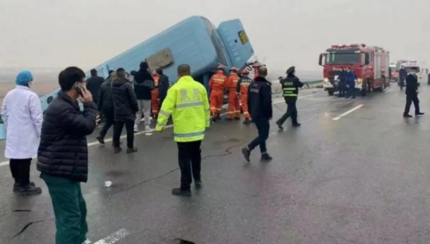 【影】黑龍江大巴疑路面結冰失控側翻致4死15傷　乘客中有疫情解封返家學生