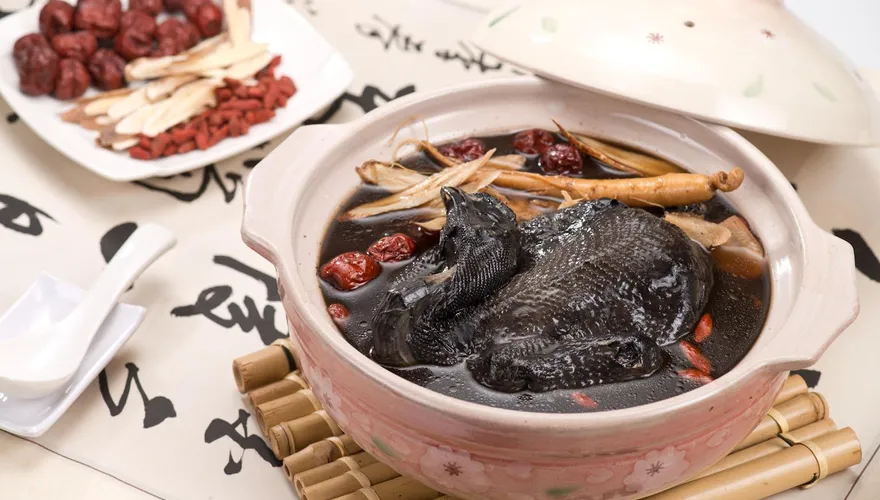 屏東「烏骨雞」動物藥殘留遭縣府罰3萬！食藥署下令回收不得販售