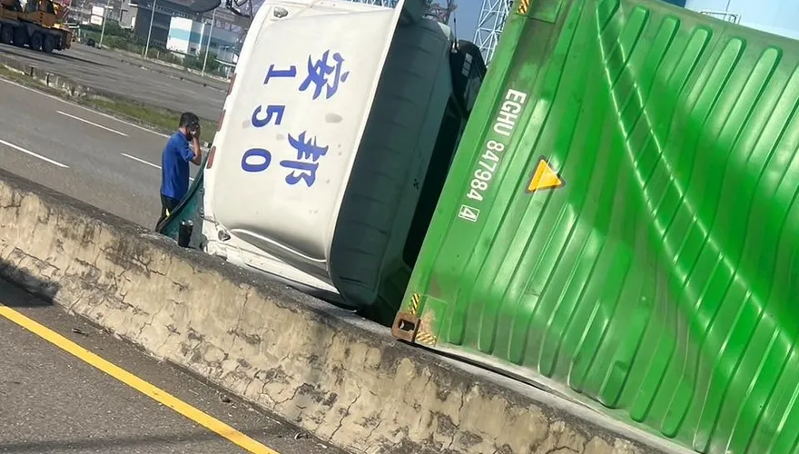 【影】真‧大型翻車現場！大貨車過彎太快　高雄港碼頭前整台慘躺路中央