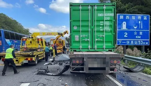 快訊/國三北上新竹關西78.8公里處爆事故　聯結車車頭撞爛駕駛受困