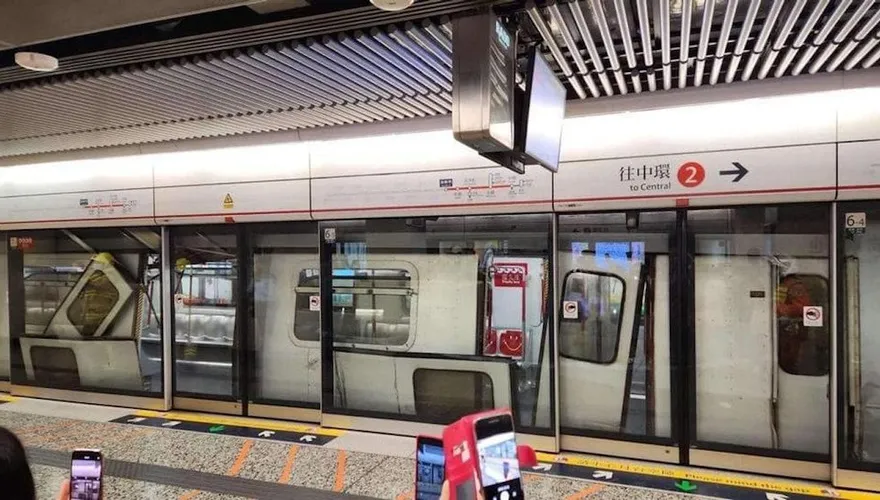 車門噴飛！香港地鐵出軌撞月台　急封站疏散千人1乘客擦傷
