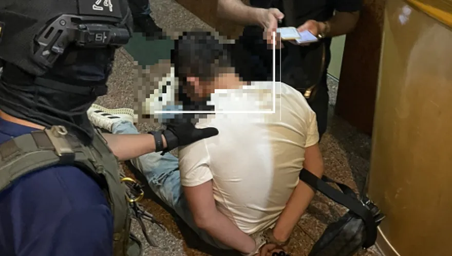 【影】黑幫跨國運毒！偽裝「代餐食品」闖海關…警逮9人攻堅畫面曝