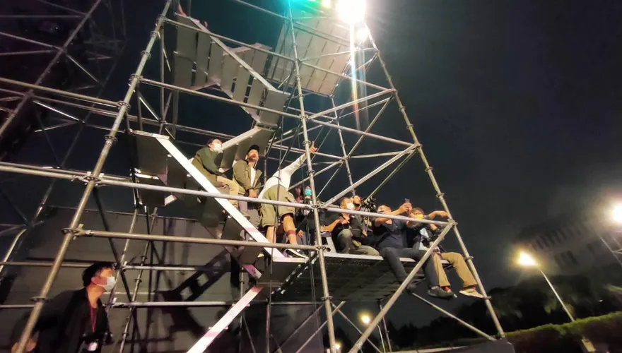 凱道造勢攝影被擺在三樓高鷹架挨批草菅人命！　民進黨回應了